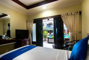 Postel nebo postele na pokoji v ubytování Champlung Mas Hotel Legian
