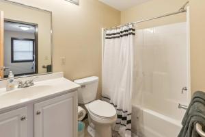 Un baño con inodoro, lavabo y ducha. en Bright and Connected Your Ideal Getaway, en Mansfield 21 fotos más