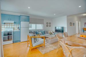 Η κουζίνα ή μικρή κουζίνα στο Boorolong 2 - Beachfront Bliss +9 φωτογραφίες