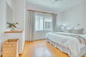 Ένα ή περισσότερα κρεβάτια σε δωμάτιο στο Boorolong 2 - Beachfront Bliss