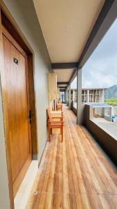 balcone con pavimento in legno e porta in legno di Sky View Bromo Guest House a Ngadisari