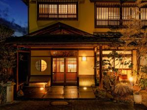 een Japans huis met een poort in de nacht bij Oiwakeya Ryokan in Matsumoto