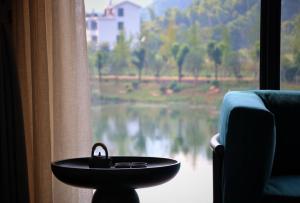 Výhled na řeku, která protéká v blízkosti hotelu