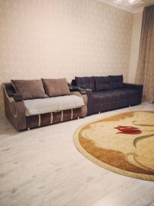 アスタナにあるКвартира нетのソファとラグのあるリビングルーム