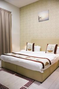 una camera con un grande letto di AL MARSA HOTEL APARTMENTS a Khor Fakkan