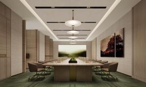 ein Konferenzraum mit einem großen Tisch und Stühlen in der Unterkunft Holiday Inn Resort Ningbo Ninghai by IHG in Ninghai
