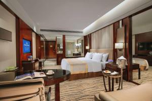 TV a/nebo společenská místnost v ubytování Kangda Howard Johnson Hotel Qingdao