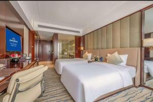 Postel nebo postele na pokoji v ubytování Kangda Howard Johnson Hotel Qingdao