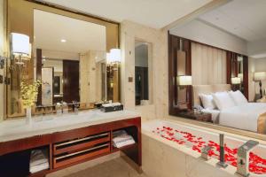 Postel nebo postele na pokoji v ubytování Kangda Howard Johnson Hotel Qingdao