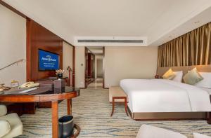TV a/nebo společenská místnost v ubytování Kangda Howard Johnson Hotel Qingdao