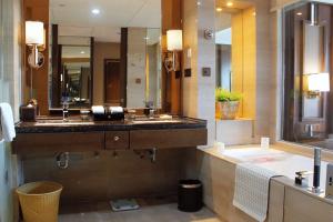 Koupelna v ubytování Kangda Howard Johnson Hotel Qingdao
