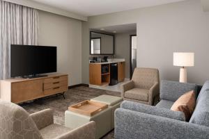 Embassy Suites by Hilton at Hot Springs Convention Center的电视和/或娱乐中心