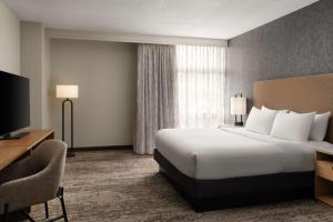 Embassy Suites by Hilton at Hot Springs Convention Center客房内的一张或多张床位