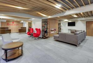 TV a/nebo společenská místnost v ubytování Ramada by Wyndham Austin South