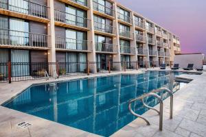 Bazén v ubytování Ramada by Wyndham Austin South nebo v jeho okolí