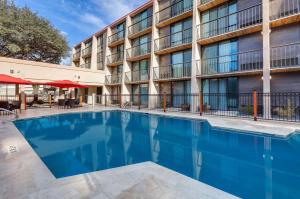 Bazén v ubytování Ramada by Wyndham Austin South nebo v jeho okolí