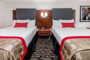 Postel nebo postele na pokoji v ubytování Ramada by Wyndham Austin South