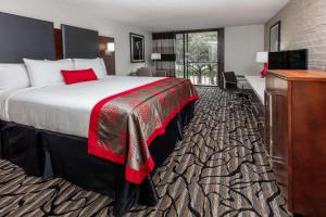Postel nebo postele na pokoji v ubytování Ramada by Wyndham Austin South