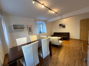 un soggiorno con tavolo, sedie e divano di LIV-IN Premium Monschau Ferienwohnung a Monschau