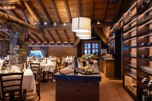 Restauracja lub miejsce do jedzenia w obiekcie Hotel Petit Tournalin