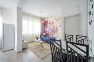a bedroom with a bed and a painting on the wall at Flower Apartment - Affitti Brevi Italia in Trieste