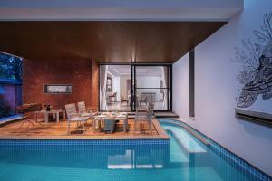 La alberca dentro o cerca de Cloud 7 by ELIVAAS Luxurious 4 BHK Villa with Pvt Pool and Jacuzzi