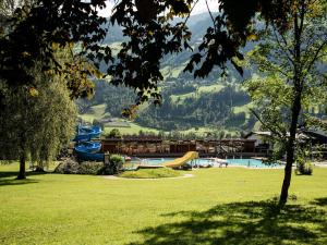 フューゲンにあるApartment in Fügen near Spieljoch Cable Carのウォーターパーク付きのリゾートの景色を望めます。