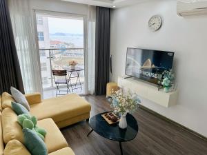 a living room with a couch and a tv at Homestay Newlife Tower Vipp in Ha Long