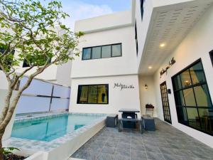 an image of a house with a swimming pool at Medina Private Pool Villa-บางแสน in Ban Puk (1)