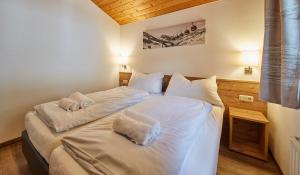 Postel nebo postele na pokoji v ubytování Delfi Ski & Bike Apartments