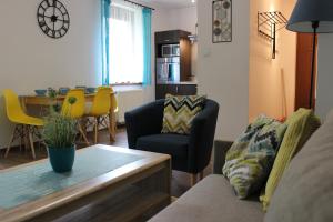 Posedenie v ubytovaní Apartament Kolorowy pod Śnieżką