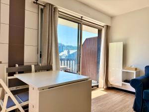 Ce petit appartement comprend une cuisine et une grande fenêtre. dans l'établissement Le Yearling, à Deauville