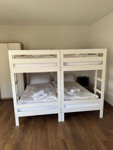 Ένα ή περισσότερα κρεβάτια σε δωμάτιο στο Red Nest