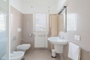 ein weißes Badezimmer mit Waschbecken und Toilette in der Unterkunft LoveRhome Apartment 3 in Rom + 87 Fotos