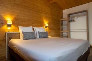 Voodi või voodid majutusasutuse Hôtel de L'Arve by HappyCulture toas