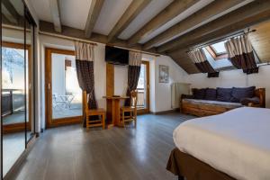 Voodi või voodid majutusasutuse Hôtel de L'Arve by HappyCulture toas