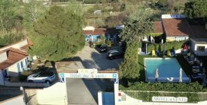 Bazén v ubytování Hotel Des 4 Vents "Esprit Camargue" Parking Privé securisé nebo v jeho okolí