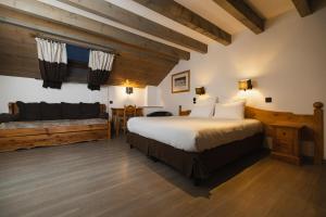 Voodi või voodid majutusasutuse Hôtel de L'Arve by HappyCulture toas