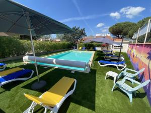 Bazén v ubytování Hotel Des 4 Vents "Esprit Camargue" Parking Privé securisé nebo v jeho okolí