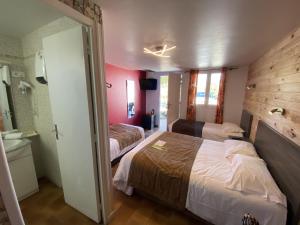 Postel nebo postele na pokoji v ubytování Hotel Des 4 Vents "Esprit Camargue" Parking Privé securisé