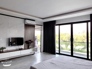 TV a/nebo společenská místnost v ubytování Villa FLC Sầm Sơn BT31-25