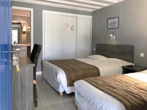 Postel nebo postele na pokoji v ubytování Hotel Des 4 Vents "Esprit Camargue" Parking Privé securisé