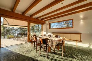 ヴェリエ・デュ・ラックにあるVilla Sarmaz les pieds dans l'eauのテーブルと椅子のあるダイニングルーム +20枚の写真