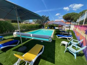 Bazén v ubytování Hotel Des 4 Vents "Esprit Camargue" Parking Privé securisé nebo v jeho okolí