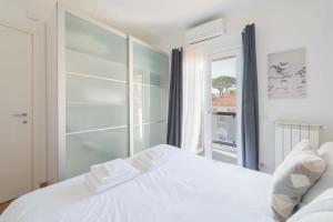 ein Schlafzimmer mit einem weißen Bett mit zwei Handtüchern darauf in der Unterkunft LoveRhome Apartment 3 in Rom