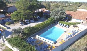 Bazén v ubytování Hotel Des 4 Vents "Esprit Camargue" Parking Privé securisé nebo v jeho okolí