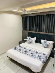 a bedroom with a large bed with blue flowers on it at hotel sun sky rooms in Pātan