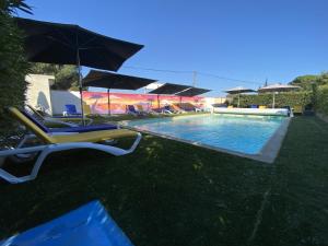 Bazén v ubytování Hotel Des 4 Vents "Esprit Camargue" Parking Privé securisé nebo v jeho okolí