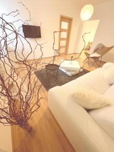 Televízia a/alebo spoločenská miestnosť v ubytovaní Trio Apartments