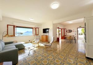 una sala de estar con un sofá y una mesa en Solemar Sicilia - Ville Paradiso, en Santa Flavia